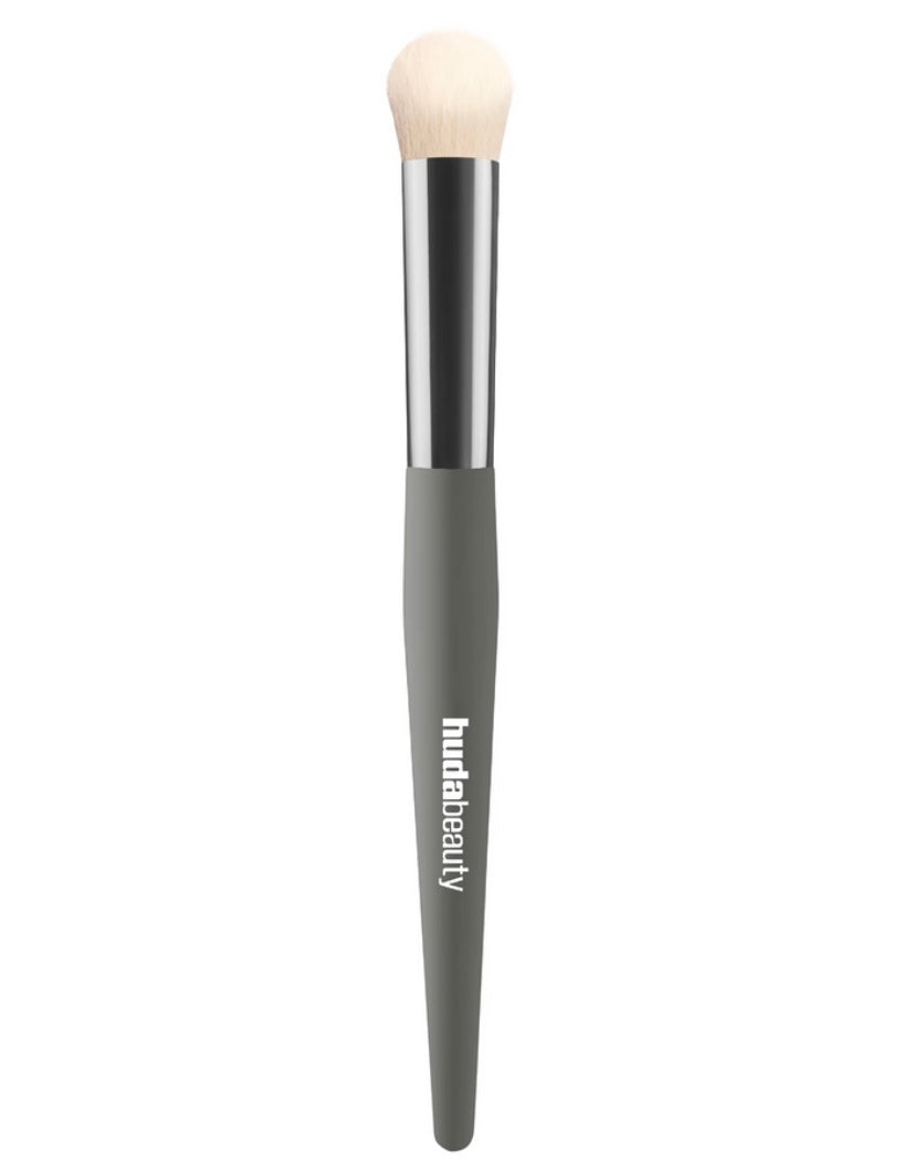 Huda Beauty- Under Eye Buff Brush