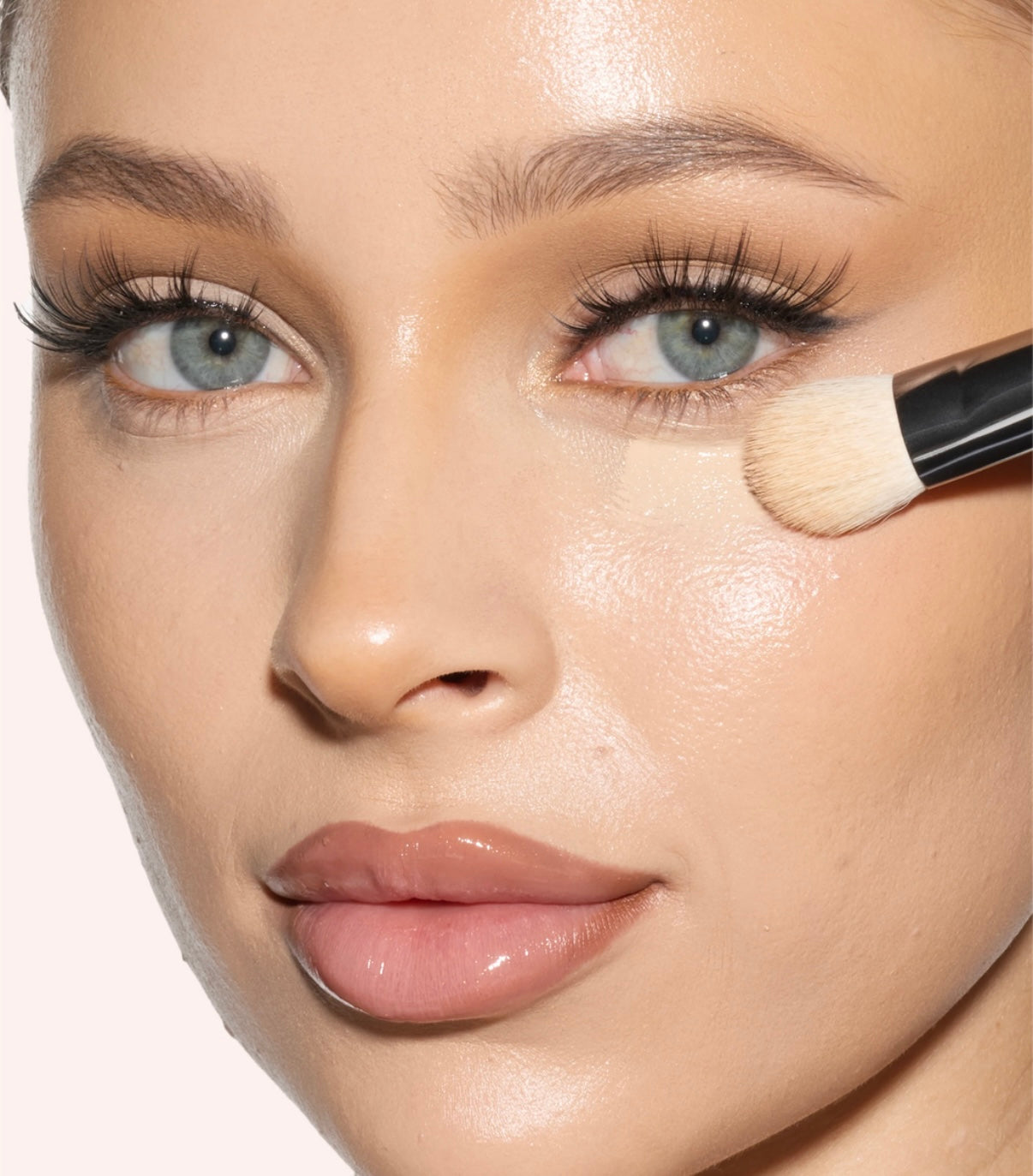 Huda Beauty- Under Eye Buff Brush